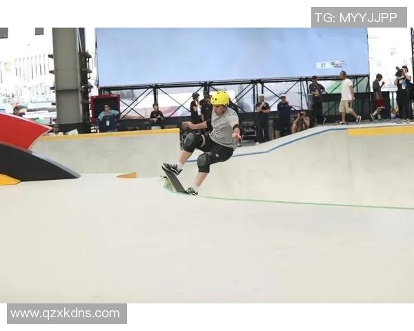 重庆滑板队在极限运动嘉年华中的默契配合与精彩表现点评